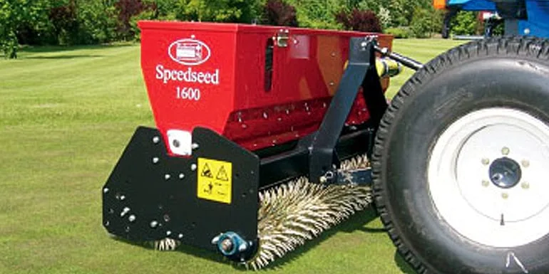 dosiew trawy na boisku